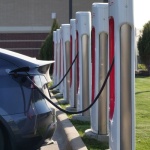 Ile naprawdę kosztuje ładowanie samochodu elektrycznego? Praktyczny przewodnik po cenach i oszczędnościach
