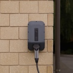 Jak wygodnie ładować elektryka? Przewodnik po domowych i publicznych rozwiązaniach